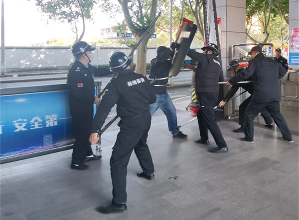 图为安保人员正在与“暴徒”对抗.jpg 图为安保人员正在与“暴徒”对抗.jpg