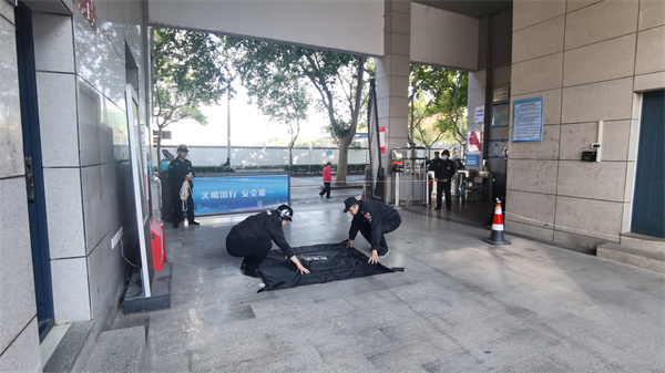 图为安保人员进行爆炸物处置演练.jpg 图为安保人员进行爆炸物处置演练.jpg