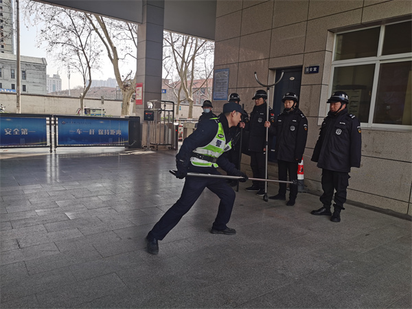 图为郭文瑞警官为安保人员讲解安保器械使用方法.jpg