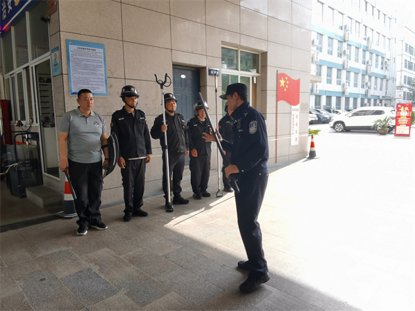 图为郭文瑞警官向学校安保人员教授安保器械使用方法.jpg 图为郭文瑞警官向学校安保人员教授安保器械使用方法.jpg