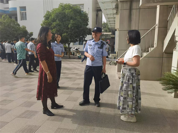 图为郭文瑞警官与于蓉副校长交谈学校安全检查情况.jpg