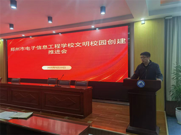 图为韩兴华校长发言.jpg 图为韩兴华校长发言.jpg