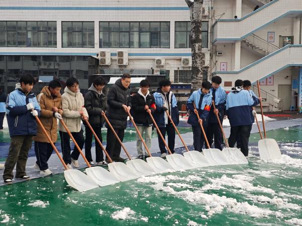 党员干部与老师及值周学生一起清理积雪.jpg