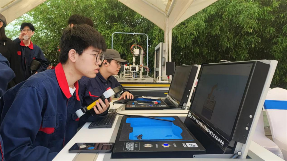 学生熟练操作机器人仿真模拟实验平台.jpg